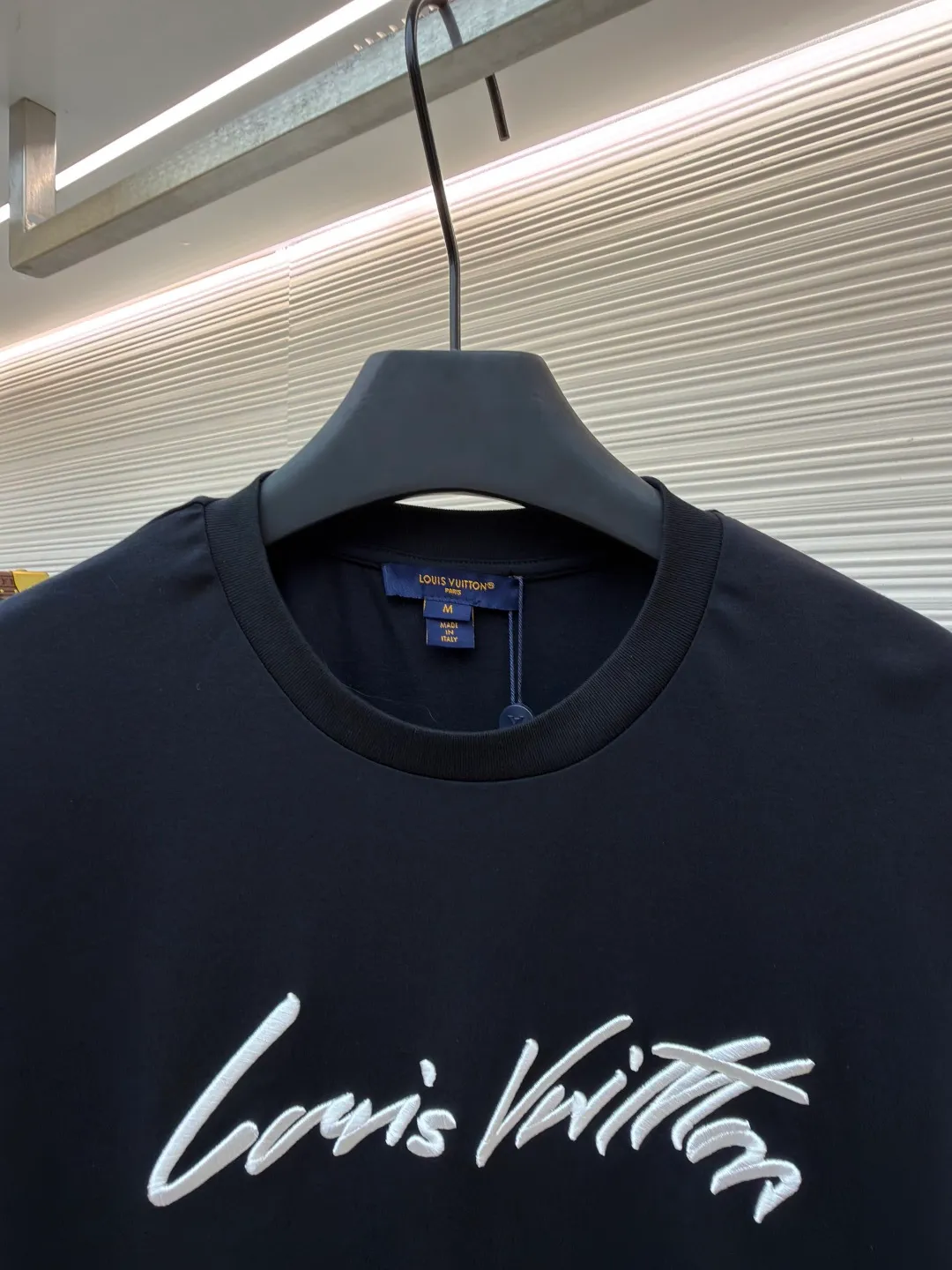 LOUIS VUITTON round neck short sleeves with hand lettering embroidery ●Item number: 1681408-X95 ●Material: long-staple cotton fabric ●Technology: embroidery production ●Color: black ●Version: fitted version ●Weight: about 230 grams ●Size: S-M-L-XL ●Description: Restore 60S single yarn double-sided long-staple cotton, weight 170g; with 32S 1×1 thread, 300g. After being treated with liquid ammonia, it looks like a water-gloss machine. The cloth surface is smooth and has a clear texture, with a slight luster and strong texture. The cotton fiber length of the fabric is long. The advantage of this feature is that after being spun into yarn, the surface of the yarn is smoother, less rough and has a delicate feel. The thin and long features give it a flexible texture, soft skin feel and fabric luster. The front side shows the thickness changes of 3D handwritten font embroidery handwriting strokes and the design pattern after the continuous strokes are simplified; the three-dimensional effect is achieved through multi-layer embroidery threads, filling materials and special stitching methods. Jagged edges are prone to appear on curves and corners; add foam embroidery to the bottom layer of the embroidery and then cut off the excess to form a three-dimensional bulge and improve the smoothness of the lines. Standard H hanging fit with shoulder-length design. The vertical version emphasizes that the width of the shoulders, waist, and hem are basically the same, and it is simple and loose. The short sleeves are tailored to fit the body of the wearer. At the same time, the neckline, cuffs and hem of the short sleeves are all designed with double lines. The overall wiring is straight and delicate, the fabric is comfortable and soft, and the color is consistent without color difference. It can be matched with the same style to create a fashionable look and control various occasions. Customized accessories, complete with three standards, same style for men and women!